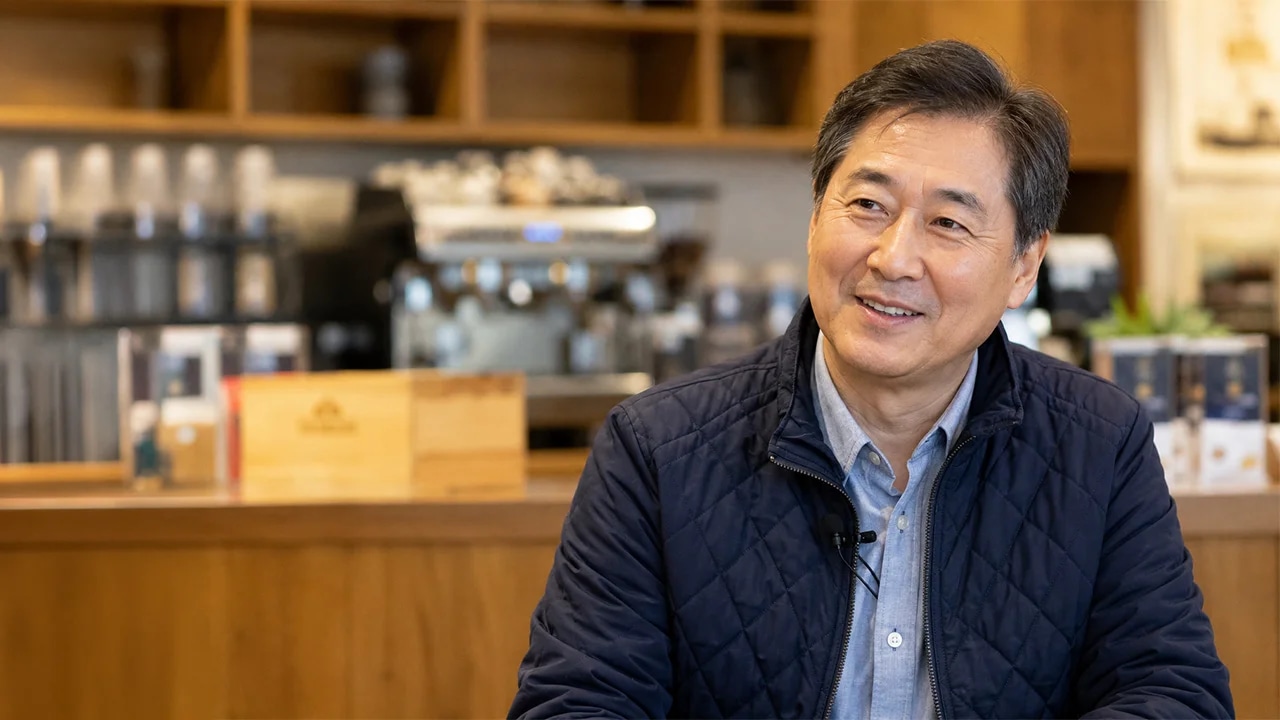 카페에서 인터뷰에 응하고 있는 자영업 사장님